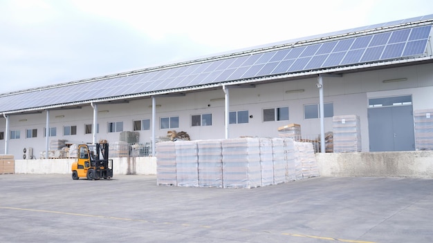 Vorkheftruck en pallets met goederen in groot magazijn buiten magazijn