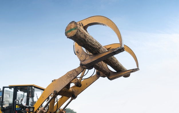 Vorkheftruck grijpt hout in een houtverwerkingsinstallatie