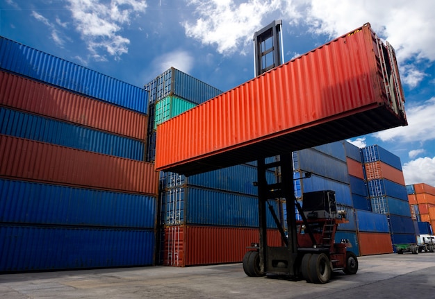 Vorkheftruck handling container box in de scheepvaart