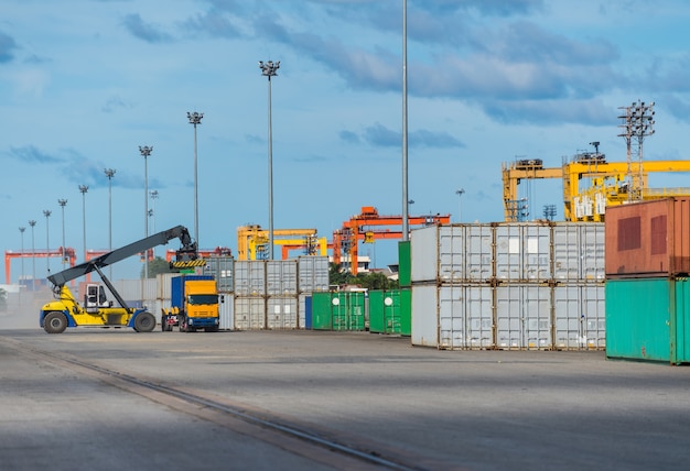 Vorkheftruck hijs cargo container