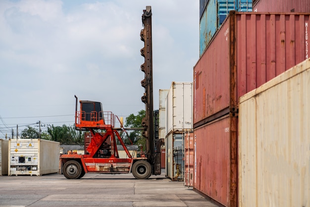 Vorkheftruck laadbak voor de logistieke import export en transportsector.