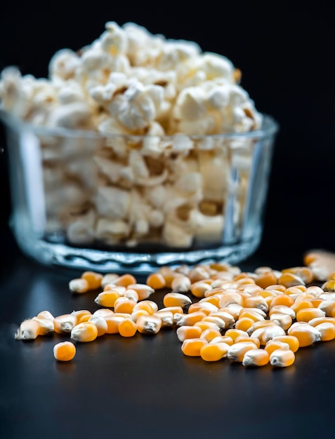 Vormen van met suikermaïs gekookte maïskorrels en popcorn