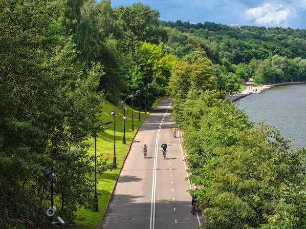 Vorobyovy Gory embankment with a bike path