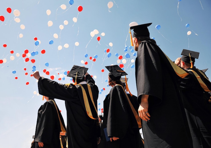 Photo voronezh russia july 1 2016 university graduates in black mantles rejoice against the sky and balloons