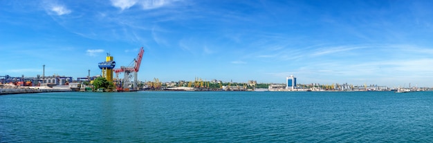 Faro di vorontsov nel porto di odessa, ucraina