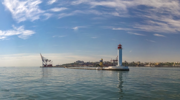 Photo vorontsov lighthouse in the port of odessa, ukraine