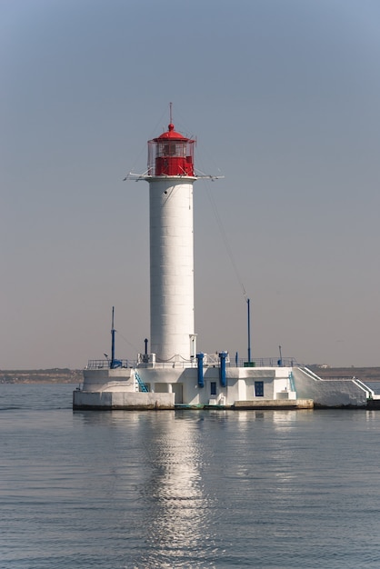 Faro di vorontsov nel porto di odessa ucraina