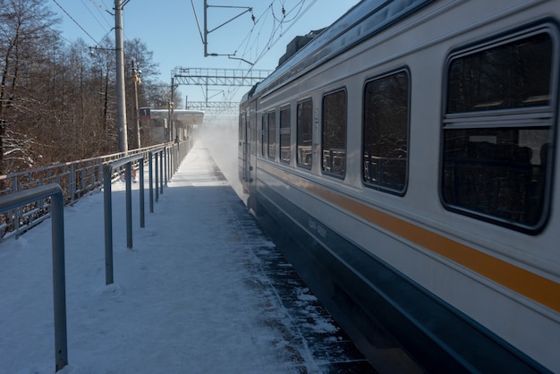 Vorovskogo-stad, Rusland - 23 februari 2021. Spoorwegtrein in de voorsteden bij Khrapunovo-platform in de buitenwijken van Moskou. Zonnig en ijzig winters aanblik.