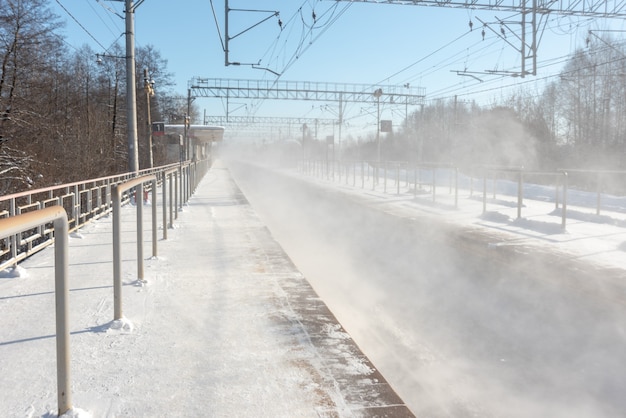 Città di vorovskogo, russia - 23 febbraio 2021. treno ferroviario suburbano alla piattaforma khrapunovo nella periferia di mosca. vista invernale soleggiata e gelida.