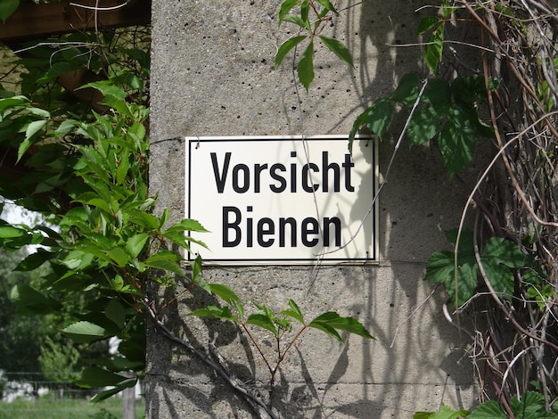 Photo vorsicht bienen bee warning sign in berlin germany