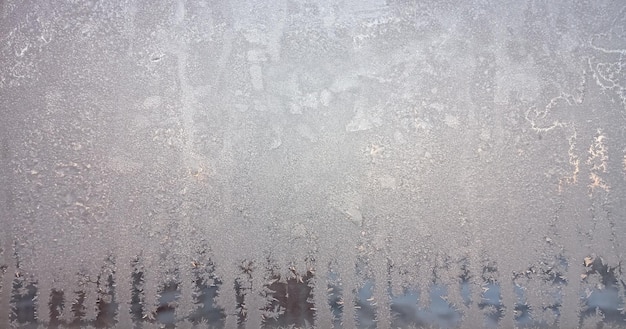 Vorst en zon achtergrond Vorst textuur op het vensterglas in de winter Ijskristallen in Winter Blauw en Roze