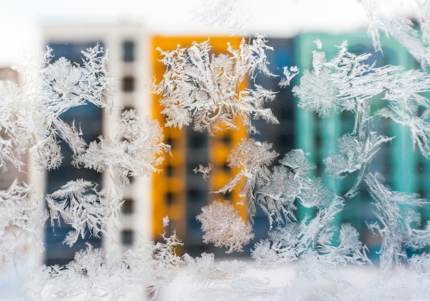 vorstpatronen op een bevroren raam in de winter