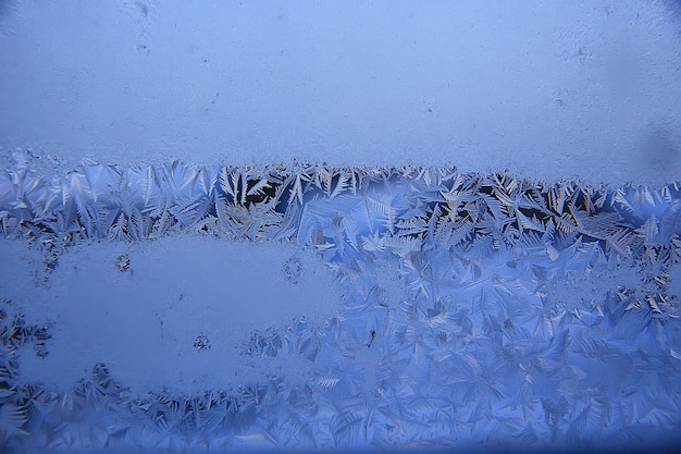 vorstpatronen op vensterglas, abstracte achtergrond winter rijp sneeuw