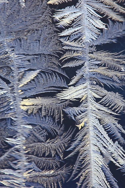 vorstpatronen op vensterglas, abstracte achtergrond winter rijp sneeuw