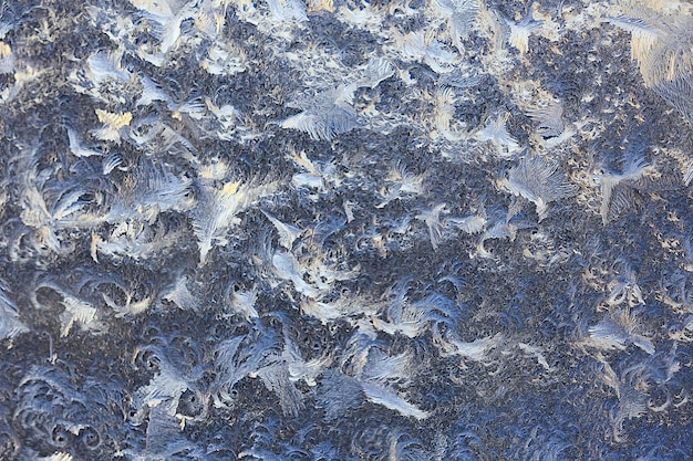 vorstpatronen op vensterglas, abstracte achtergrond winter rijp sneeuw