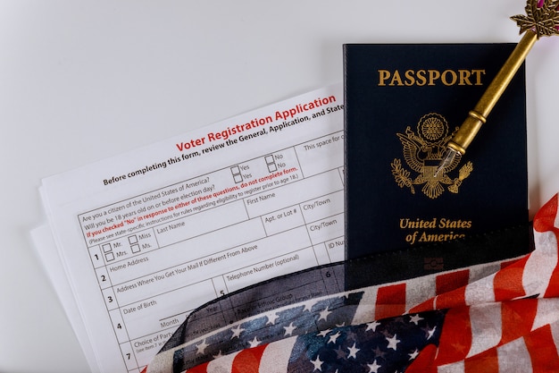 Foto domanda di registrazione degli elettori per i passaporti degli stati uniti alle elezioni presidenziali degli stati uniti sulla bandiera americana