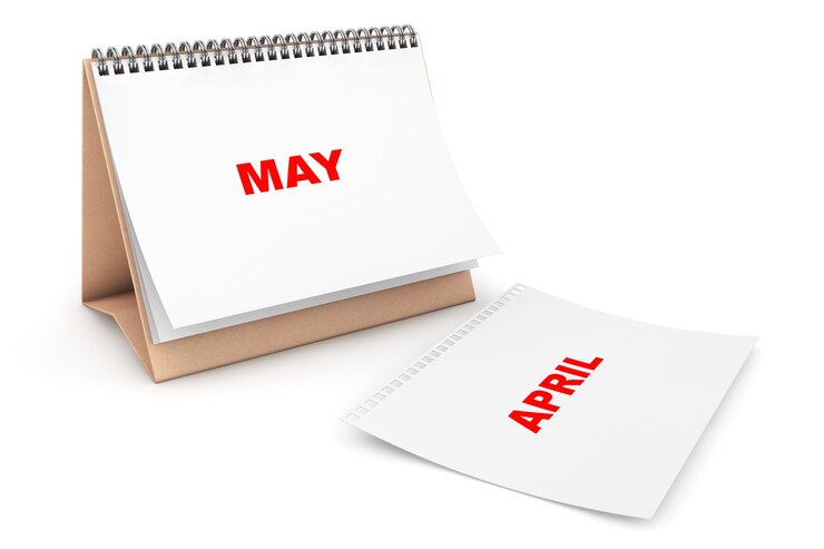 Foto vouwkalender met maandpagina van mei op een witte achtergrond