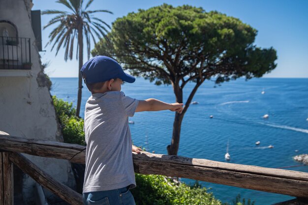 Voy kijkt in de verte Rust wandelen kinderen familietoerisme Prachtig uitzicht op de kust van Amalfi Italiaanse zomerresort aan de oevers van de Tyrrheense Zee