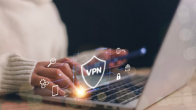 가상 개인 네트워크 프로토콜 개념: 여성은 VPN 아이콘의 미래의 가상 인터페이스 화면을 가진 노트북을 사용하여 VPN 네트워크에 연결합니다.