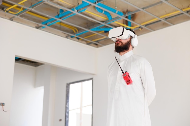 VR-bril Arabische zakenman en civiel ingenieur met 3D-VR-bril Virtueel metavers toekomstig interieur op de bouwplaats