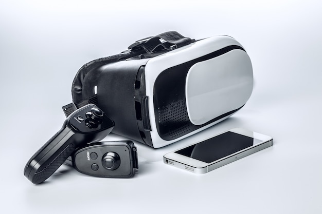 VR-bril en smartphone geïsoleerd