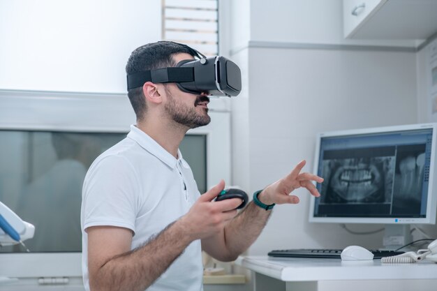 VR-bril. Foto van een man met een vr-bril die er betrokken uitziet