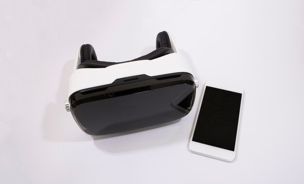 Foto vr-bril of virtual reality headset-helm met mobiele telefoon geïsoleerd op wit