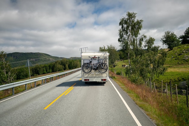 VR Caravan auto rijdt op de snelweg