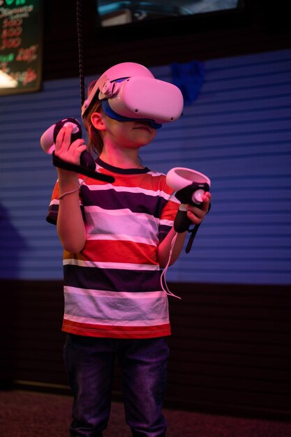 写真 仮想現実ゲーム (vr) シミュレーションゲームを楽しむ6歳の少年