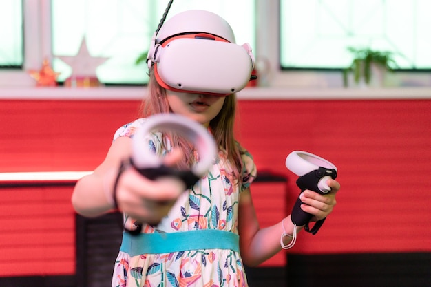 写真 vrゲーム バーチャルリアリティの子女のゲーマーが3dメガネで未来のシミュレーションビデオゲームをプレイしています
