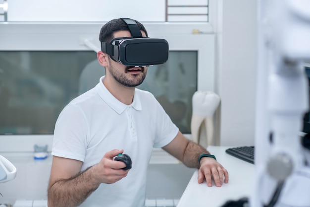 VR안경. 관련되어 보이는 vr 안경을 쓴 남자의 사진