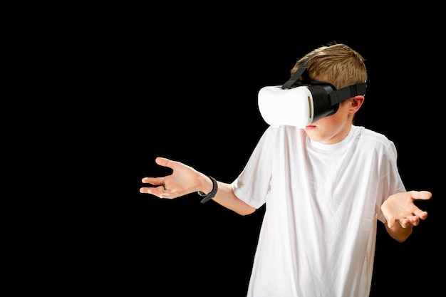 Occhiali vr utilizzati da un concetto bambino di occhiali per realtà virtuale per l'educazione al gioco di nuova tecnologia