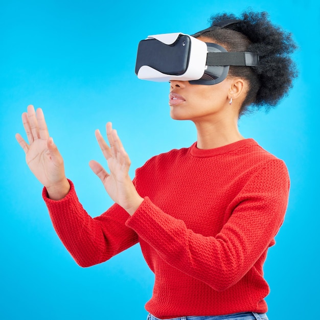 VR-метавселенная и цифровые очки с женщиной и видеоиграми для дополненной реальности Студия женского пола и синий фон с технологиями будущего и онлайн-пользователем сети с 3D-виртуальной сетью