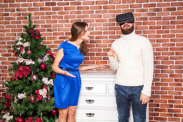 VR-technologie en conflict tussen paar. man met vr-headset en zijn vrouw is boos op nieuwjaar.