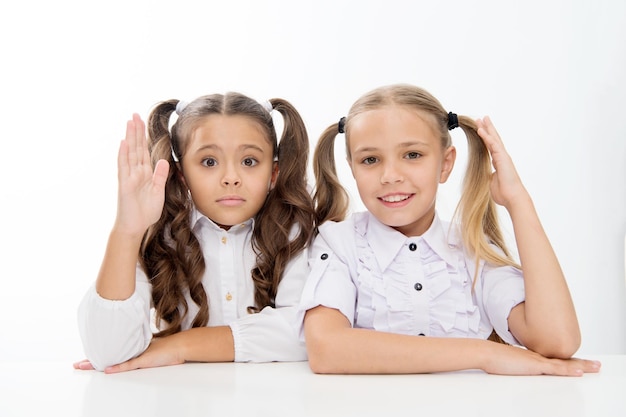 Vraag en antwoord kleine schoolmeisjes weten antwoord op vraag ik ken schoolmeisjes met opgeheven handen