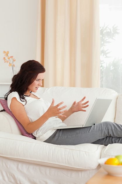 Vraagt ​​u zich af vrouw met een notebook