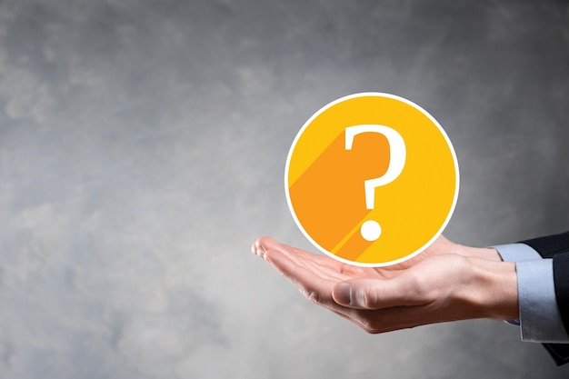 Vraagteken. 3D abstract op donkere achtergrond plat pictogrammen met lange schaduwen... Vraag symbool. Help-ondersteuning, faq-probleemsymbool, denk aan onderwijsconcept, verwarringszoekillustratie of achtergrond.