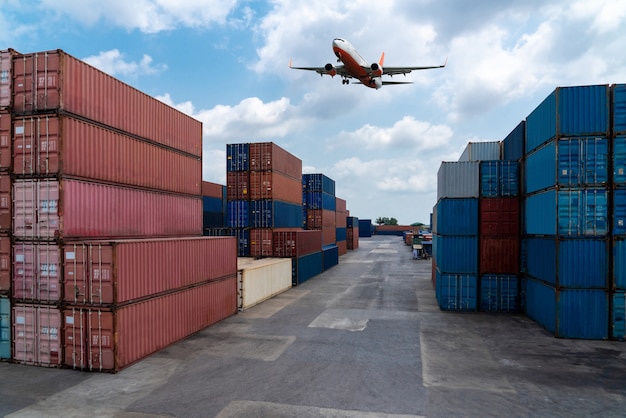 Vrachtcontainer voor overzeese verzending in scheepswerf met vliegtuig in de lucht.