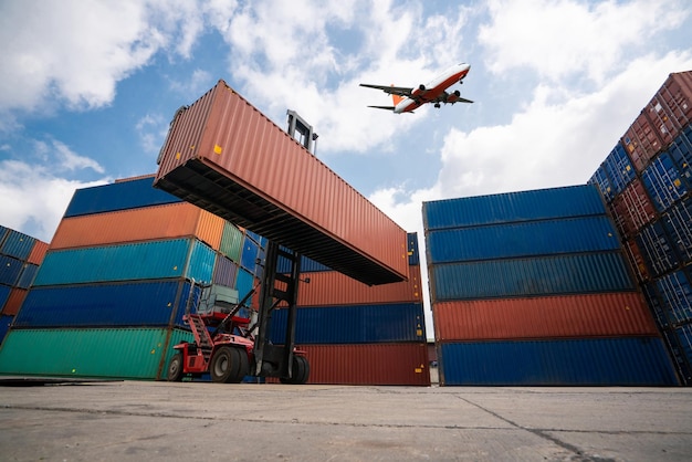 Vrachtcontainer voor overzeese verzending in scheepswerf met vliegtuig in de lucht