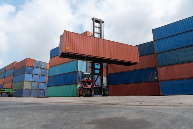 Vrachtcontainer voor overzeese verzending in scheepswerf met zware machine.