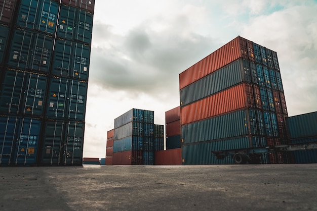 Vrachtcontainer voor overzeese verzending in scheepswerf met zware machine.