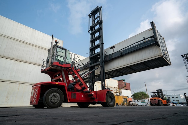 Vrachtcontainer voor overzeese verzending in scheepswerf met zware machine