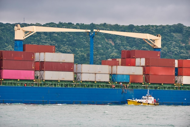Vrachtcontainerschip in de zee