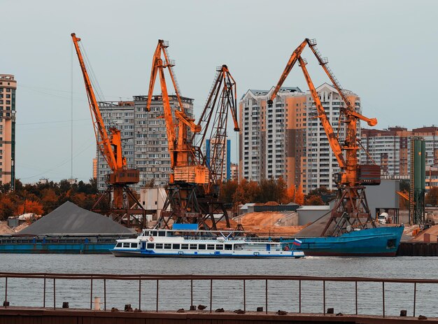 Vrachtlader bij de leveringsachtergrond van de haven van Moskou