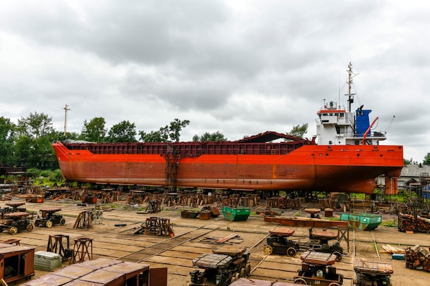 Vrachtschip aan wal op scheepsreparatiewerf