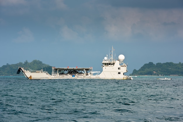 Vrachtschip dat in de Indische Oceaan dichtbij de eilanden van de Seychellen vaart