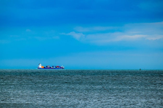 Vrachtschip dat op zee vaart
