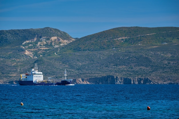Vrachtschip in de Egeïsche Zee Griekenland