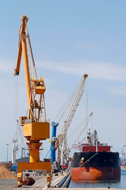 Vrachtschip in de haven