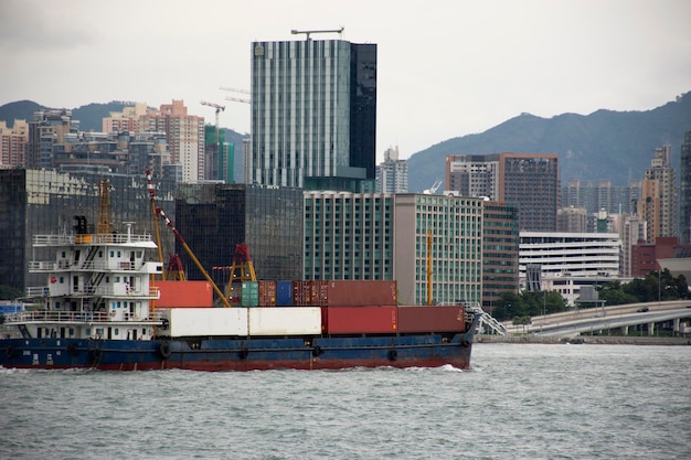 Vrachtschip in de zee van Victoria Harbour tussen Kowloon en Hong Kong island zeilen ga naar de oceaan terwijl het regent storm op 10 september 2018 in Hong Kong (vasteland China)